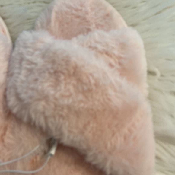 SPLENDID SLIPPERS SIZE M/L BRAND NEW COLOR LIGHT PINK SO FLUFFY - Picture 2 of 8